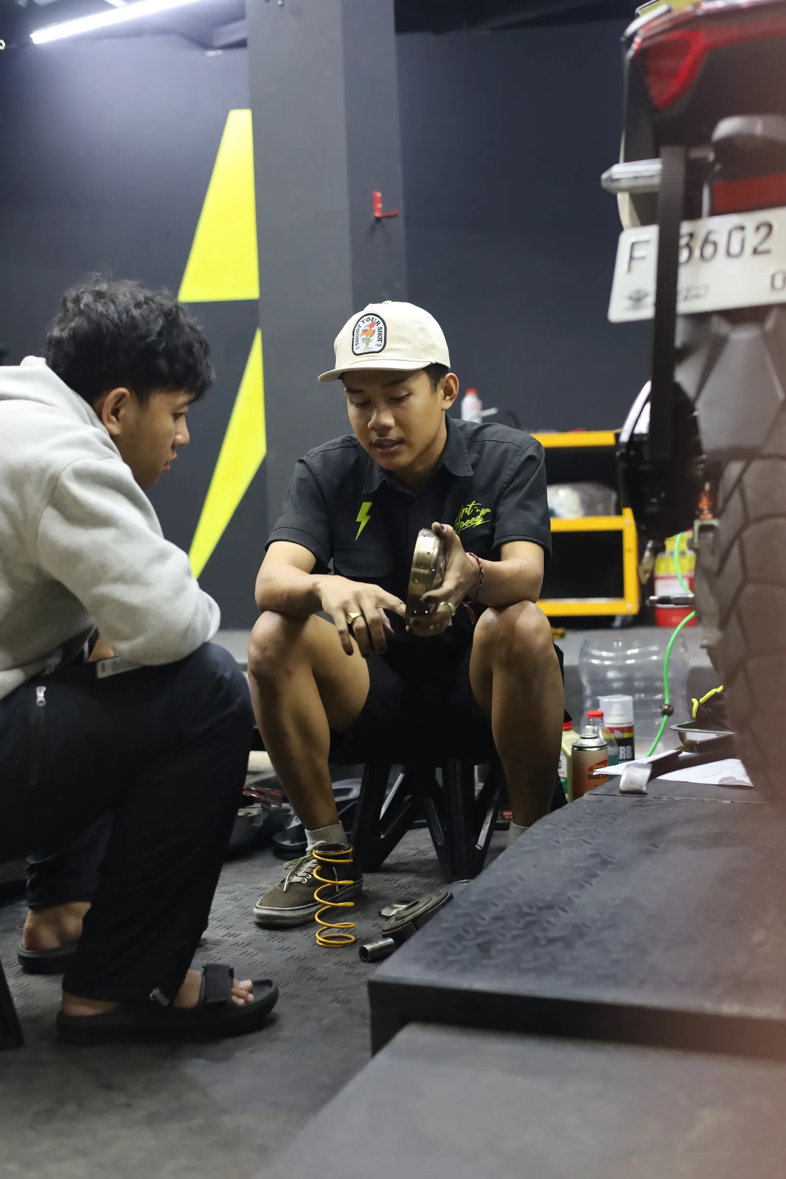 MESIN SEPEDA MOTOR BEDA DENGAN KONSTRUKSI BANGUNAN
